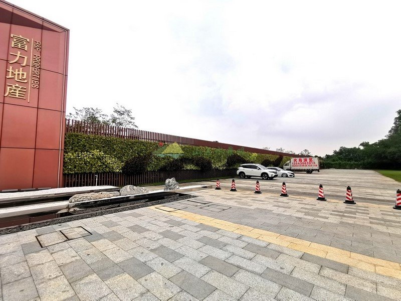 珠海观塘富力城售楼部，室外围墙围挡垂直绿化