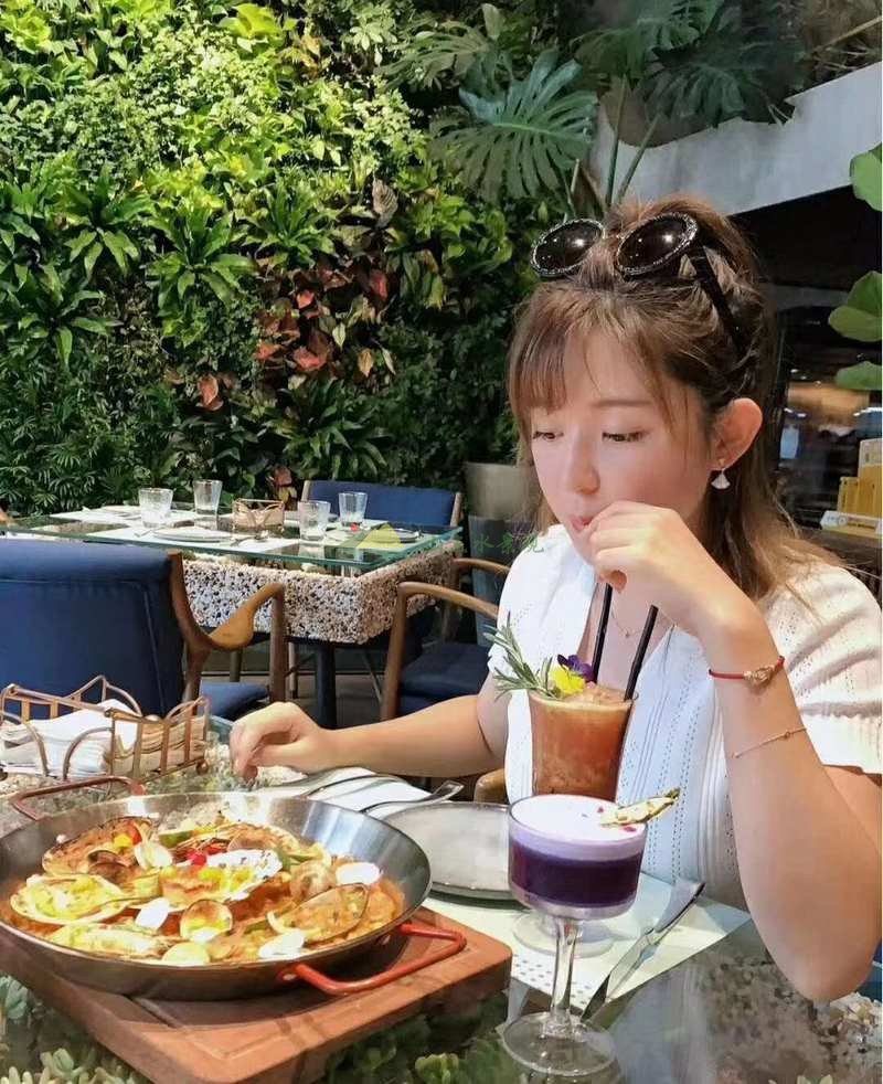 美女遇见植物墙，佳人与美景共赏
