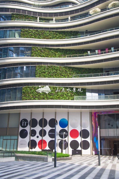 银泰百货建筑物外墙垂直绿化景观