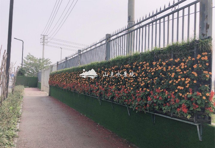 工业区围墙外侧立体垂直绿化案例